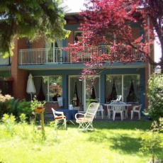 BBJeanandDaisy_Bookingcom