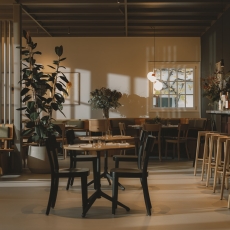 Esstube im Retro-Look des Landgasthof Riehen mit Bistrotische 