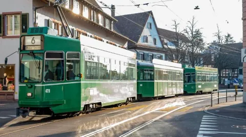 Tram Nr. 6 fährt durch den Riehener Dorfkern