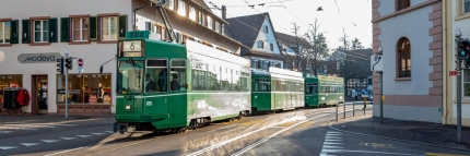 Tram Nr. 6 fährt durch den Riehener Dorfkern